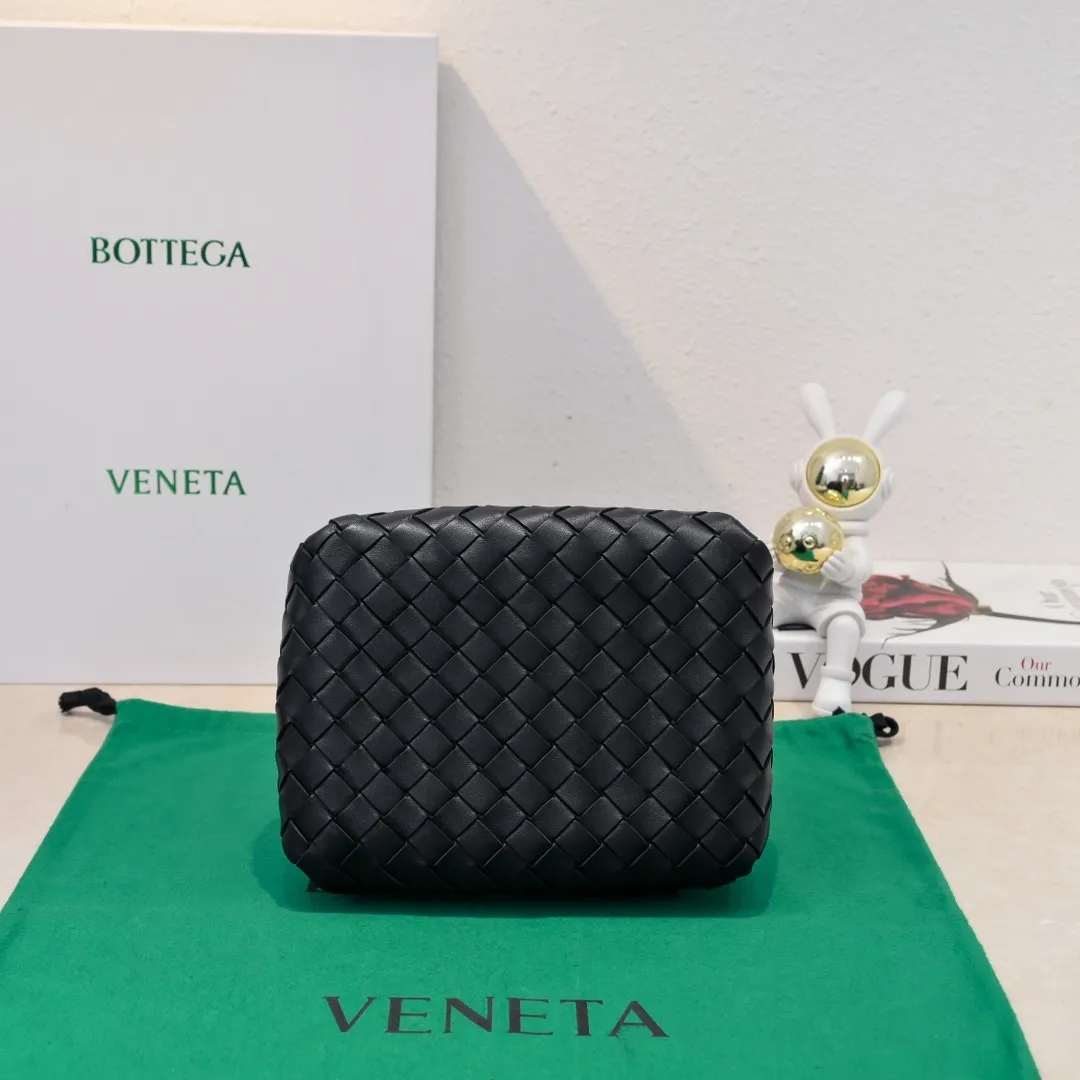 Batch 1760 BV home is new! Andiamo combines Bottega Veneta archives parachute handbags to inherit retro elements and integrate modern trends. The same style as Shu Qi's Beijing Night. It is a continuation of the classic bag. It has three functions: hand carry, shoulder and cross-body. It is embellished with metal brass knot buckles. The capacity of the small one is amazing. It can easily hold sunglasses in a box/small bottle of water/powder powder/charger and other daily necessities when going out. The upper body is versatile. Style number: 6569 Size: 21*17*16.5cm